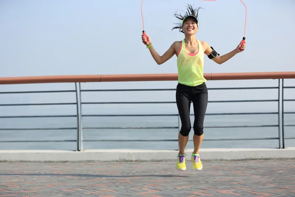 Mujer saltando con cuerda —  Fotos de Stock