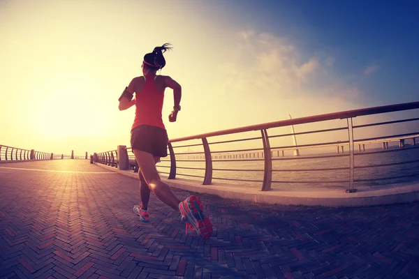 Fitness-Frau läuft am Meer — Stockfoto