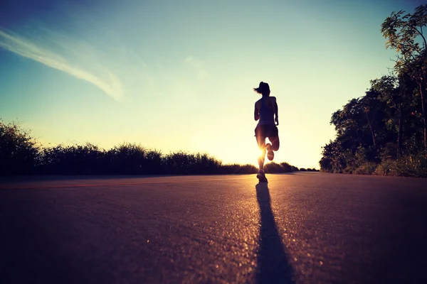 Fitness vrouw op de vlucht — Stockfoto