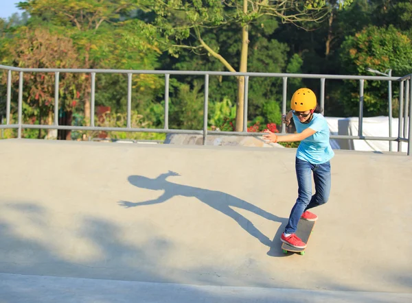 Female skateboarder skateboarding — Stock Photo, Image