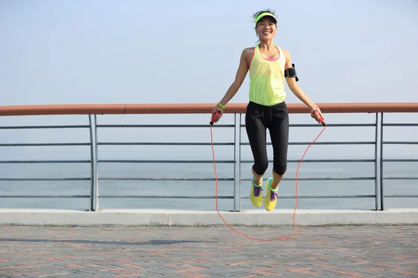 Жінка стрибає з мотузкою — стокове фото