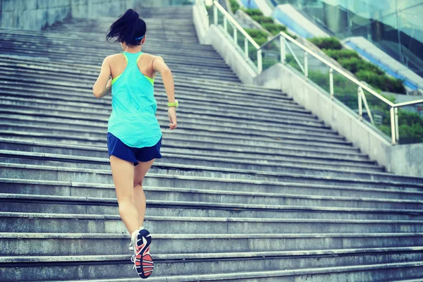 Jeune femme de fitness sur les escaliers — Photo