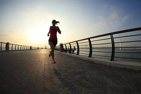 Mulher fitness correndo à beira-mar — Fotografia de Stock