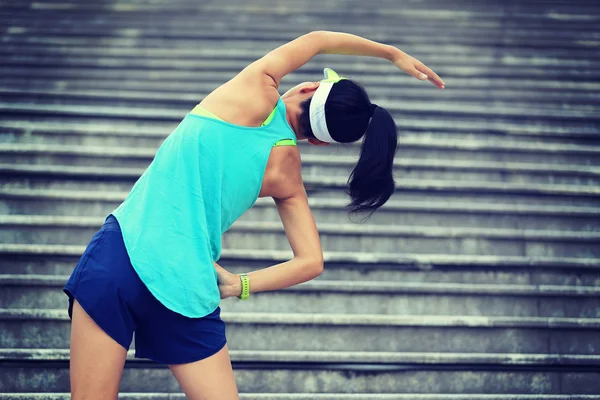 Unga fitness kvinna stretching — Stockfoto