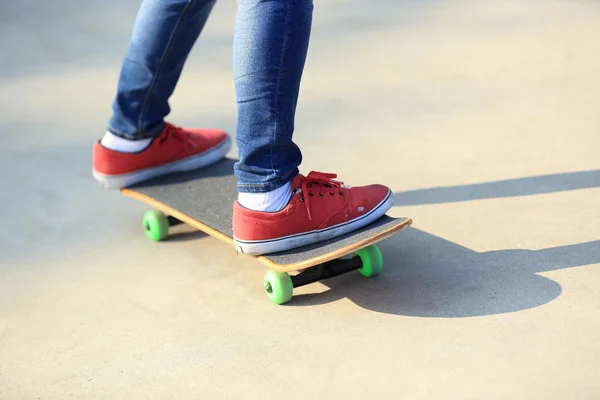 Skateboard femme skateboard — Photo