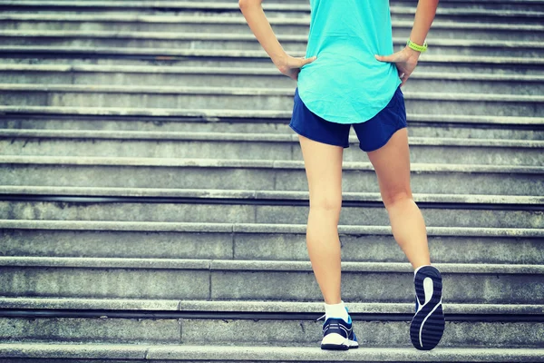 Joven fitness mujer estiramiento — Foto de Stock