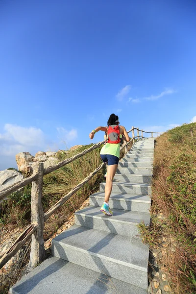 Mujer corriendo en escaleras de piedra —  Fotos de Stock