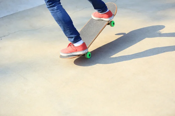 Vrouwelijke skateboarder skateboarden — Stockfoto