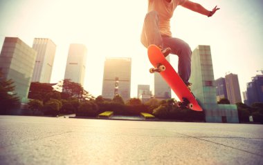 Bayan kaykaycı kaykay