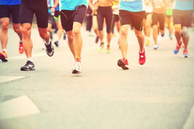 Maraton koşucuları yolda koşuyor