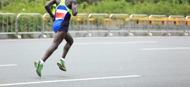 Maraton koşucuları yolda koşuyor