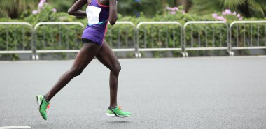 Maraton koşucuları yolda koşuyor