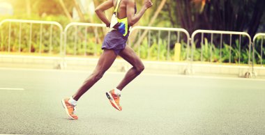 Maraton koşucuları yolda koşuyor