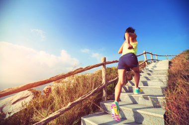 taş Merdivenlerin üzerinde çalışan kadın