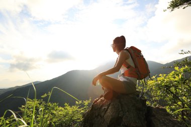 genç kadın backpacker Mountain