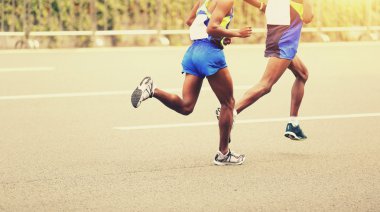 Maraton koşucuları yolda koşuyor