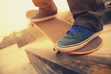 Bayan kaykaycı kaykay