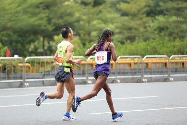 Maraton koşucuları yolda koşuyor