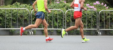 Maraton koşucuları yolda koşuyor