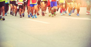 Maraton koşucuları yolda koşuyor