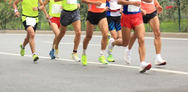 Maraton koşucuları yolda koşuyor