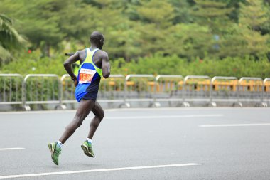Maraton koşucuları yolda koşuyor
