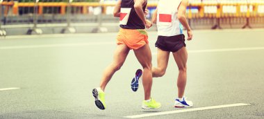 Maraton koşucuları yolda koşuyor