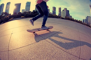 Bayan kaykaycı kaykay