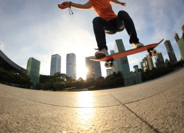 Bayan kaykaycı kaykay