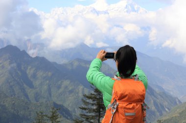 dağ tepe Smartphone'da kadınla
