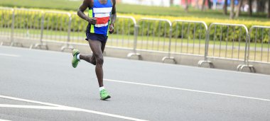 Maraton koşucuları yolda koşuyor