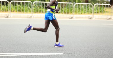 Maraton koşucuları yolda koşuyor