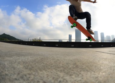 Bayan kaykaycı kaykay