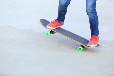 Bayan kaykaycı kaykay