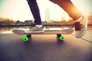 Bayan kaykaycı kaykay