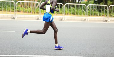 Maraton koşucuları yolda koşuyor