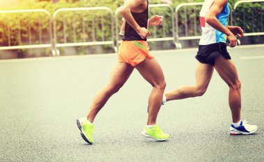 Maraton koşucuları yolda koşuyor