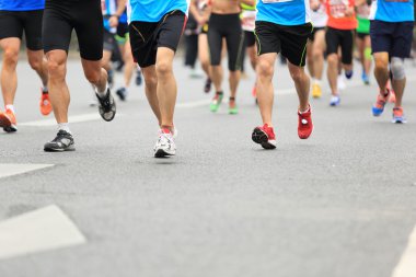 Maraton koşucuları yolda koşuyor