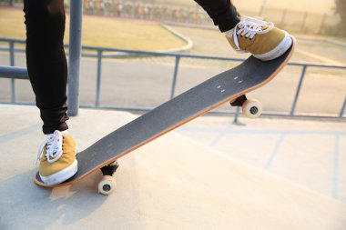 Bayan kaykaycı kaykay