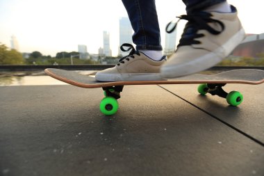 Bayan kaykaycı kaykay