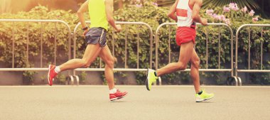 Maraton koşucuları yolda koşuyor