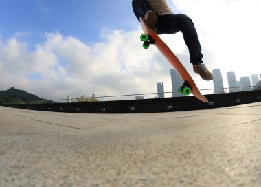 Bayan kaykaycı kaykay