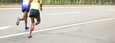 Maraton koşucuları yolda koşuyor