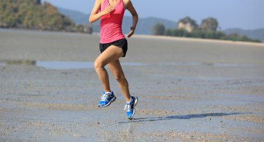 Kumsalda koşan kadın