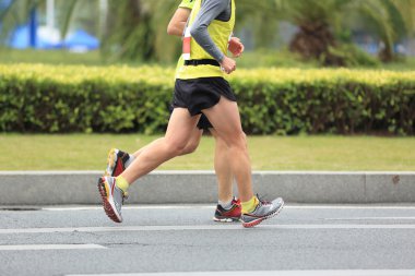 Maraton koşucuları yolda koşuyor