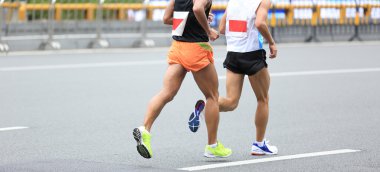 Maraton koşucuları yolda koşuyor