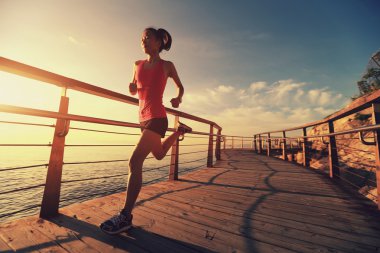 Deniz kenarında çalıştıran fitness kadın