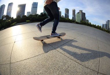 Bayan kaykaycı kaykay