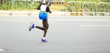 Maraton koşucuları yolda koşuyor