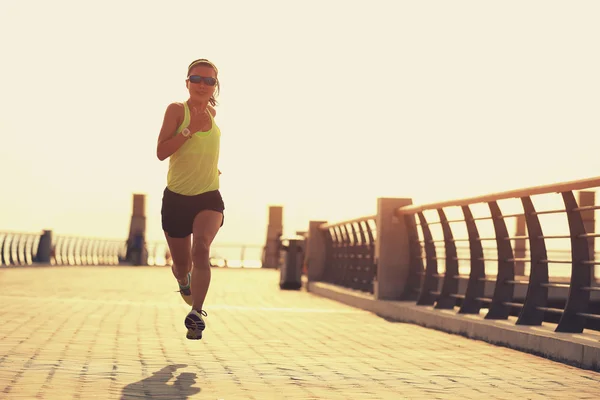 Fitness-Frau läuft am Meer — Stockfoto